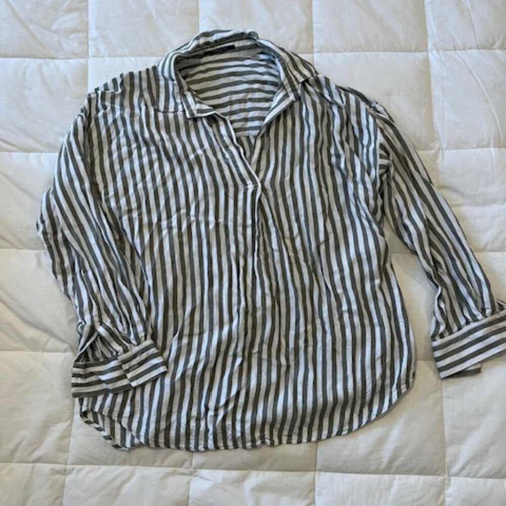 T Tahari Popover Green and White Striped Collared Shirt, Size M.